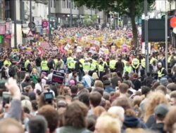 Ribuan Orang Aksi Ketidaksetujuan Tentang Kekejaman Sayap Kanan di London