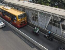 Kendaraan Bus Paspampres Tabrak Halte Transjakarta karena Rem Blong