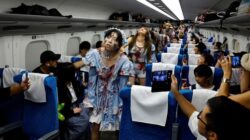 Sambut Halloween, Serangan ‘Zombie’ Hebohkan Penumpang Shinkansen