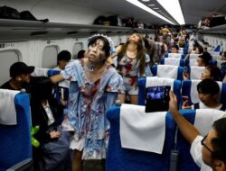 Sambut Halloween, Serangan ‘Zombie’ Hebohkan Penumpang Shinkansen