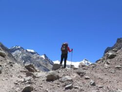 Tren Wanita di China Sewa Teman Naik Gunung, Lebih Tampan Makin Mahal