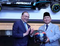 Menyelisik Helm Kado Anwar Ibrahim untuk Prabowo Subianto