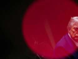 12 Negara Bagian AS Gugat Trump soal Kebijakan Tarif Pembelian Barang dari Luar Negeri