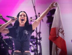 Link Live Streaming Peluncuran Katy Perry ke Luar Angkasa