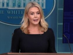 Trump Tuntut Permintaan Maaf dari Harvard