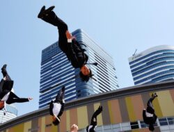 Aksi Lincah Pria Pemandu Sorak Berjas di Jepang