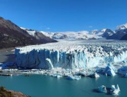 Penampakan Runtuhnya Gletser Setinggi 70 Meter di Argentina