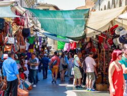 Kota Kecil Berpenduduk 8.000 Orang Kacau Balau Diserbu 75 Ribu Turis