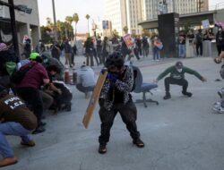 Unjuk Rasa Tolak Deportasi di LA Rusuh, Kantor Pemerintah Dikepung