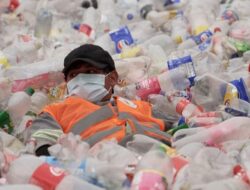Bogota ‘Bencana Banjir’ Botol Plastik saat Aksi Massa Pekerja Daur Ulang