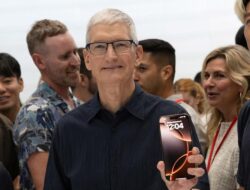 CEO Apple Tim Cook Diminta Mundur, Ada Apa?