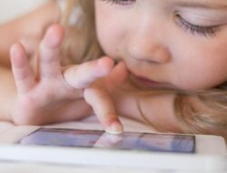 Komdigi Wajibkan Media Sosial Verifikasi Usia Pengguna Buat Lindungi Anak