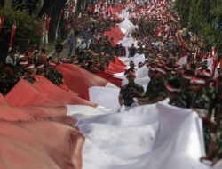 Kibar Merah Putih Raksasa di Seantero Negeri