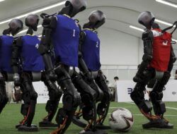 Aksi Menawan Robot-robot Humanoid Mengolah Si Kulit Bundar