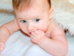 Kenapa Bayi Mengucek Mata Saat Mengantuk? Ini Penjelasan Ahli