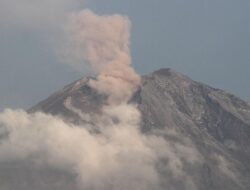 Semeru Empat Kali Erupsi Minggu Pagi, Tinggi Letusan Sampai 800 Meter