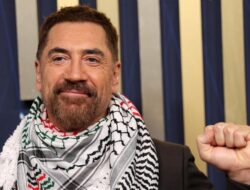 Javier Bardem Pakai Keffiyeh di Emmy Awards, Serukan Boikot Israel
