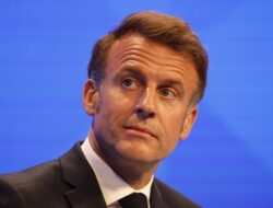 Politik Prancis Semakin Kacau, Sekutu Desak Macron Mundur
