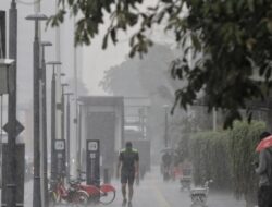 Atap Lapangan Padel di Jakbar Ambruk Diterpa Hujan Angin