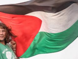 Greta Thunberg Diseret Sampai saat ini Dipaksa Cium Bendera Israel saat Ditahan