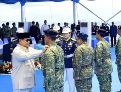 Momen Prabowo Sematkan Tanda Kehormatan TNI di KRI Radjiman