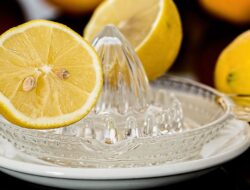 Waspadai 7 Efek Samping Minum Air Lemon Setiap Hari