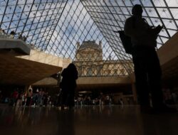 Prancis Dakwa 2 Tersangka Baru Perampokan Perhiasan Museum Louvre