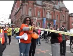 Aksi Keluhan Masyarakat Anti-Trump Kepung Gedung Putih Pakai Pita Kuning TKP Kejahatan