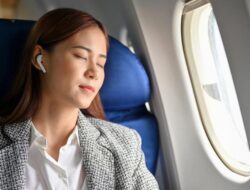 Tren Tidur Angkat Kaki di Kursi Pesawat, Ada Bahaya yang Mengintai