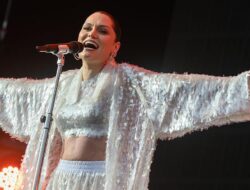 Haru, Jessie J Nangis saat Umumkan ‘Bebas’ dari Kanker Payudara yang Diidapnya