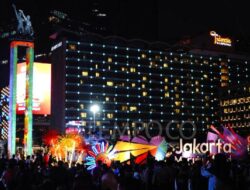 Warga Gelar Tikar di Jalan saat HUT ke-499 Jakarta