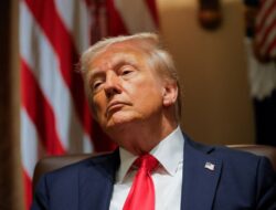 Genderang Konflik Bersenjata Dagang, Trump Ancam Tarif 100% yang Berani Pajaki Google, Meta, dan Apple!