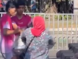 Viral! Ibu-Ibu Rebutan Hadiah Doorprize Sampai Tarik-tarikan dengan 2 Pemuda, Netizen: Isinya Apaan Sih Emang? : Okezone Women