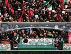 Jutaan Warga Iran Antar Ayatullah Ali Khamenei, Serukan Balas Dendam