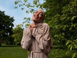 Apa Itu Material Cooling Tech? Yang Bikin Pakai Hijab Tetap On-Point saat Cuaca Panas : Okezone Women