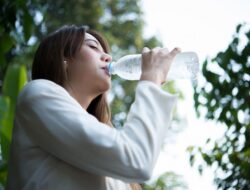 Minum Air Dingin Itu Berbahaya untuk Tubuh, Mitos atau Fakta? : Okezone Women