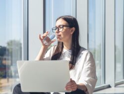 Minum Banyak Air Putih Ternyata Tak Jamin Kulit Lembap : Okezone Women